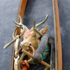 Tête de cerf sur les murs d’une dépendance du château.