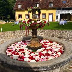 La fontaine fleurie de la cour d’honneur.