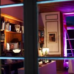 Un événement se prépare à la Bibliothèque.