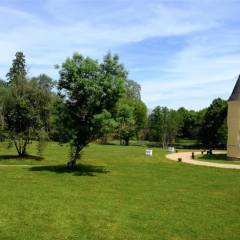 Les vastes pelouses du château vous accueillent pour vos séminaires au vert.