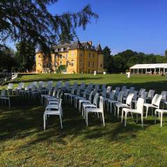 Journée parfaite pour une cérémonie au bord de l’étang.