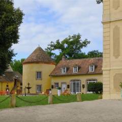 La cour d’honneur et une dépendance du château avec son colombier