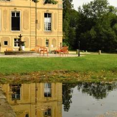 Reflet du pavillon sud dans le bassin au triton.