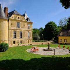 La cours d’honneur vous invite au repos.