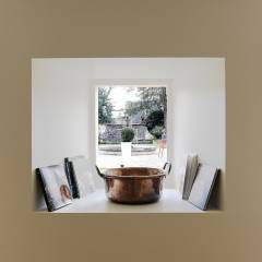 Cuisine du Château de Vaugrigneuse : une ouverture sur la cour d’honneur. (Photo Luis Courtot)