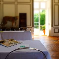 Le grand salon attend les participants d’un séminaire.