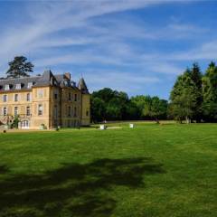 Les vastes pelouses du château idéale pour vos évènements en plein air.