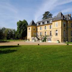 Le château de Vaugrigneuse vu des pelouses de l’étang.
