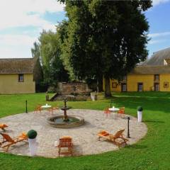La cour d’honneur avec sa fontaine à double vasque