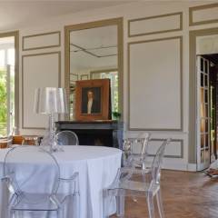 Le grand salon (avec à droite son cabinet de curiosités)