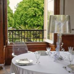 La bibliothèque (vue sur les arbres de l’allée principale).