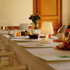Petit déjeuner dans la salle des gardes lors d’un séminaire.